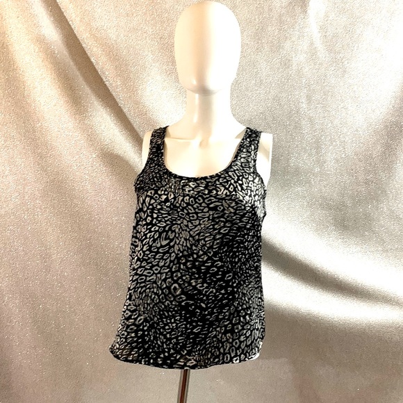 To the Max Black and white silky leopard print sleeveless top. - Picture 1 of 5